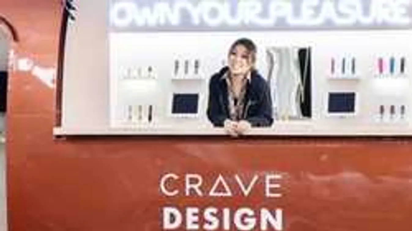 Minibusszal járja a vidéket a kézműves vibrátorokat építő nő