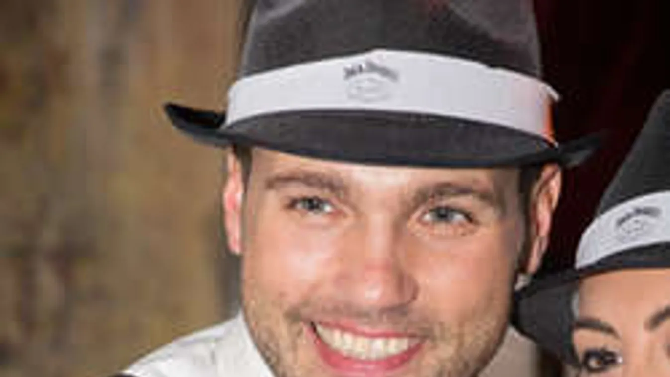 A nyilvánosság előtt fogdosta feleségét a magyar sztár