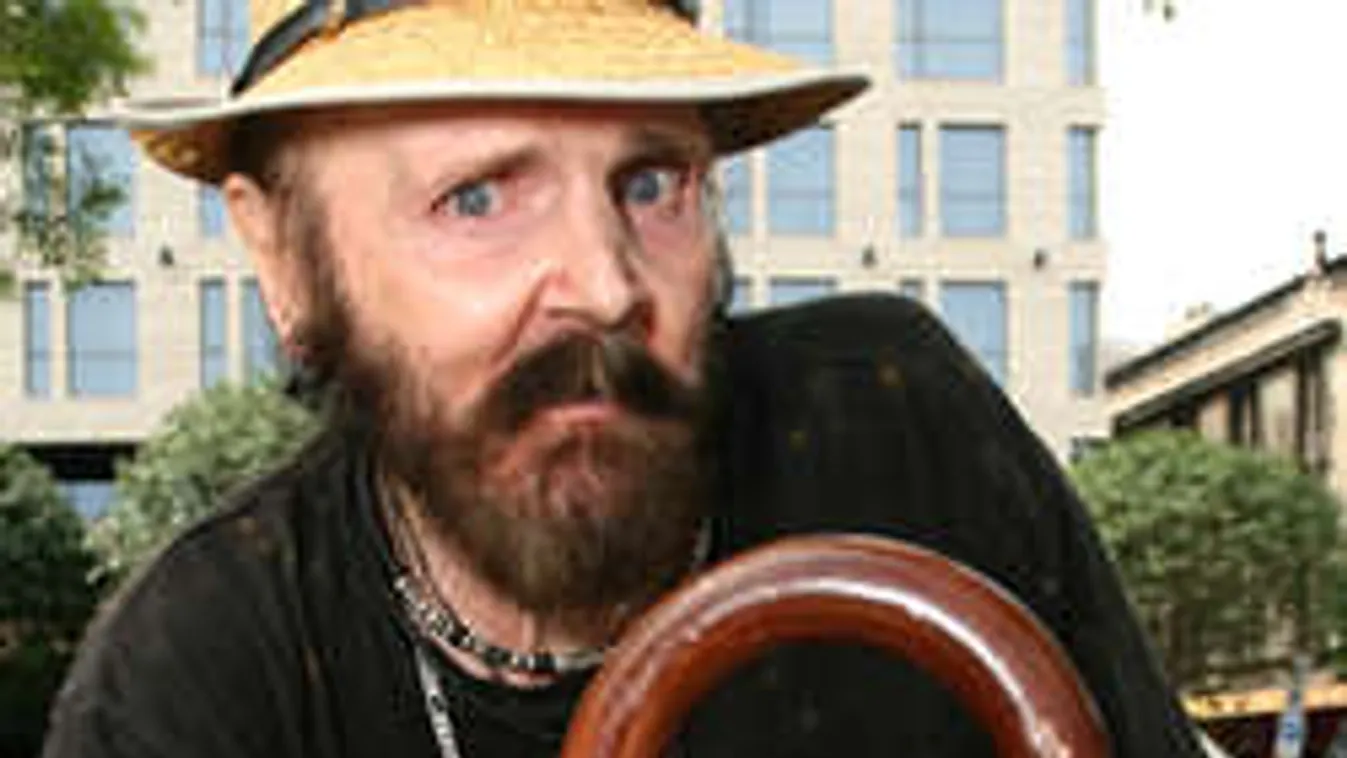 Som Lajos le akarja csapni Karda Beát vőlegénye kezéről