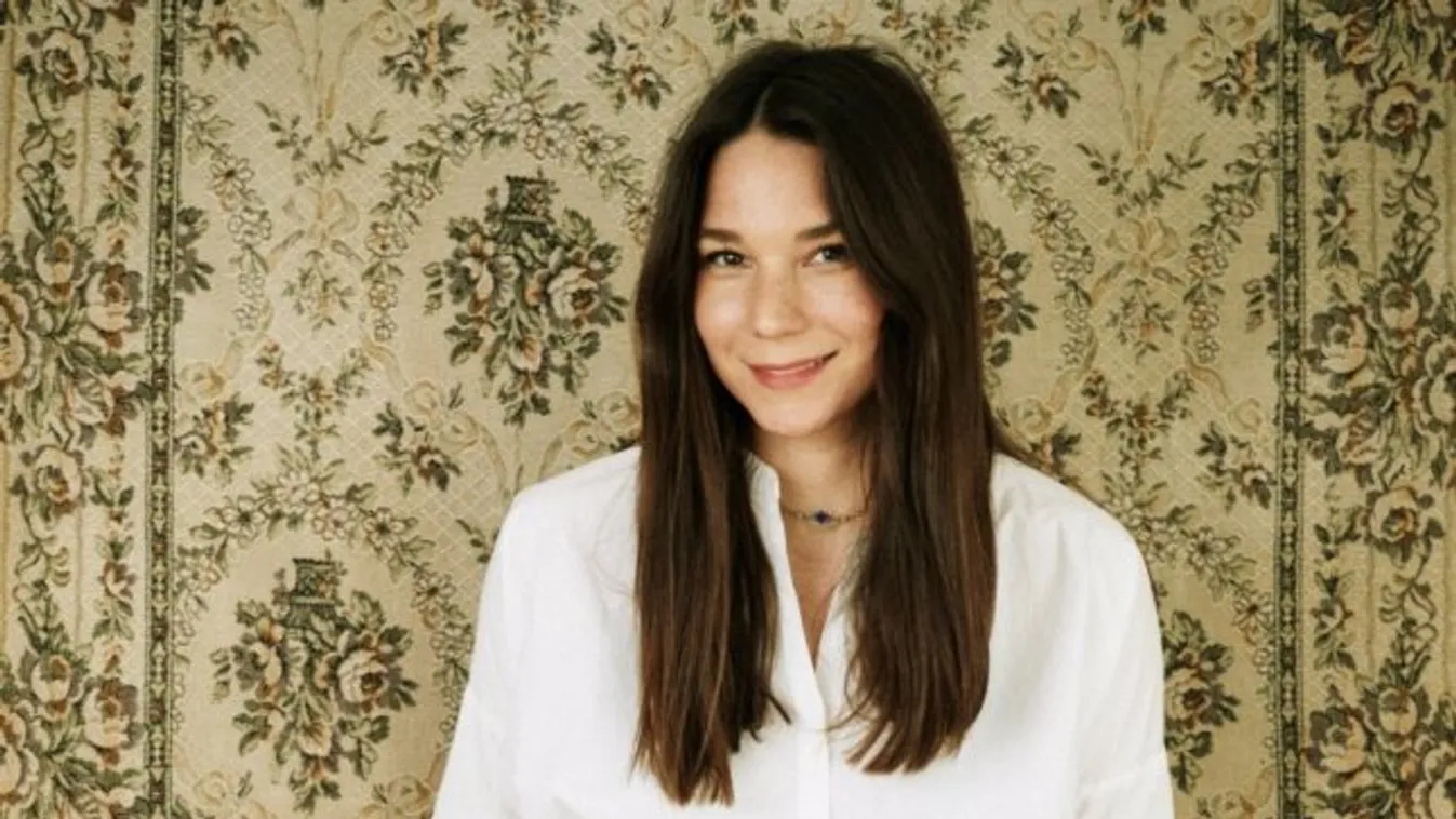 New York után Párizs meghódítására készül Nanushka! De mi köze ehhez egy nógrádi kis falunak?