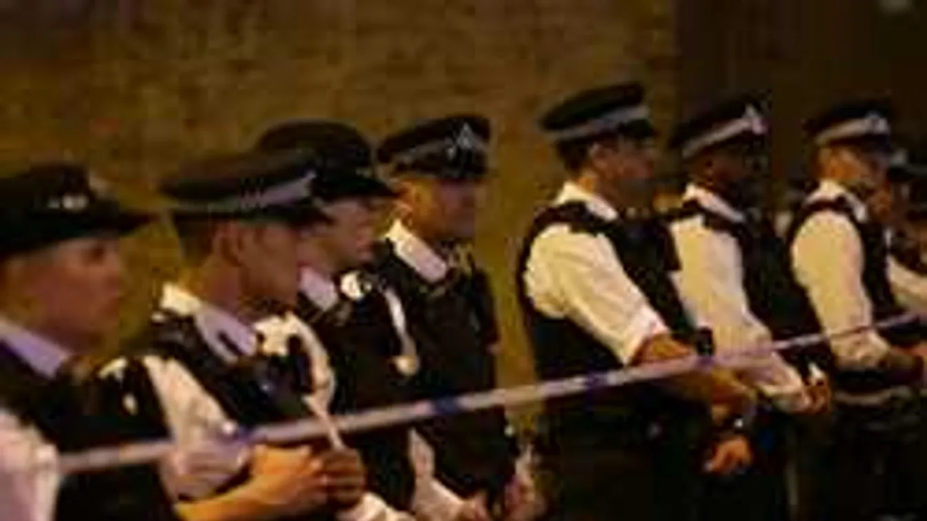 Újabb merénylet Londonban: muszlimok közé hajtott egy fehér férfi