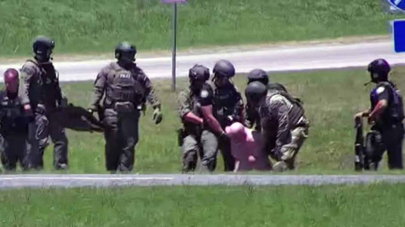 Bombatámadással fenyegetőzött egy meztelen férfi, 8 órára megbénult az autópálya