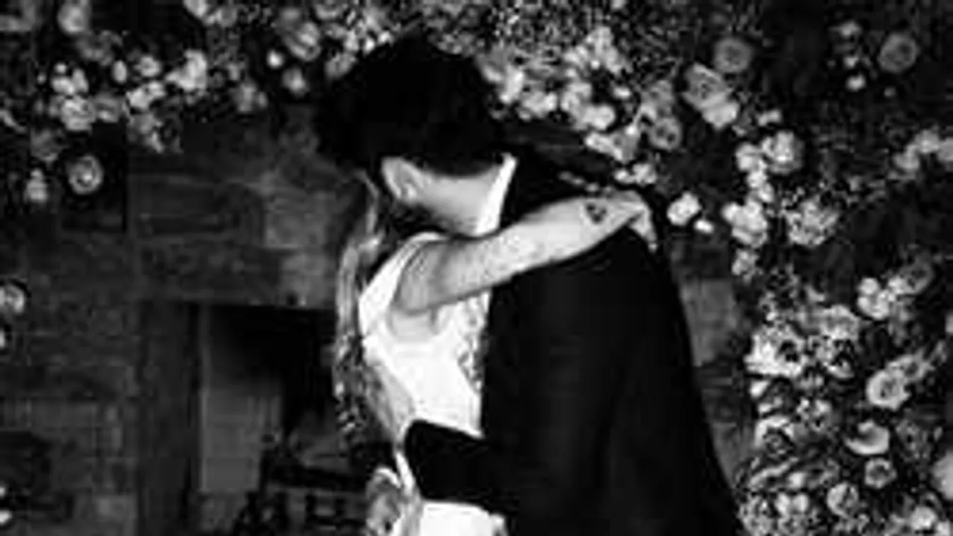 Sosem látott, megható képeket közölt az énekesnő titkos esküvőjéről