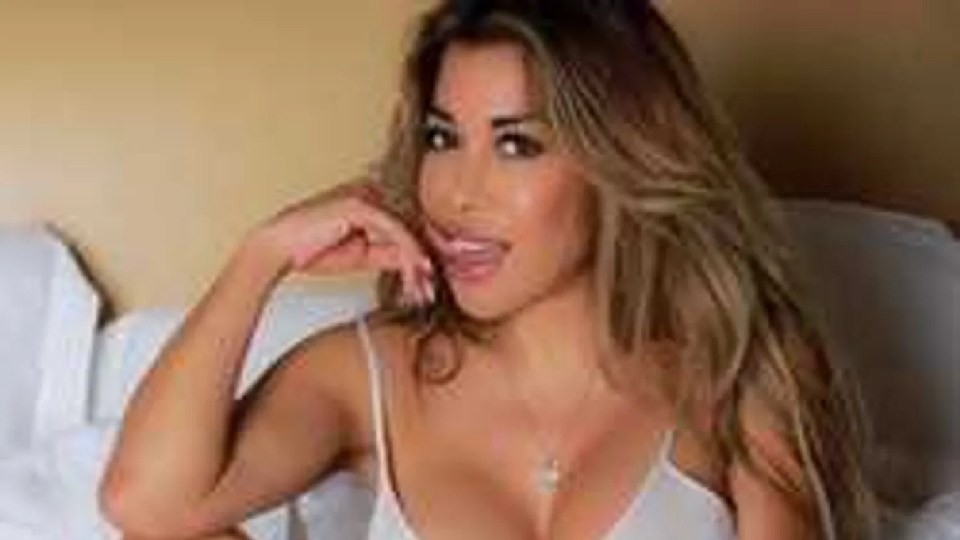 Apró bugyiban terpeszt a brutális mellű playmate