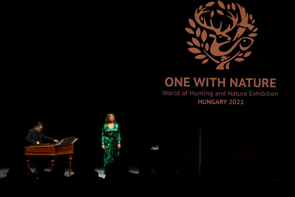 Lukács Miklós cimbalommûvész (b) és Rost Andrea énekes (j) az "Egy a Természettel" Vadászati és Természeti Világkiállítás megnyitóján a Hungexpo Budapest Kongresszusi és Kiállítási Központban 2021. szeptember 25-én. MTI/Varga György