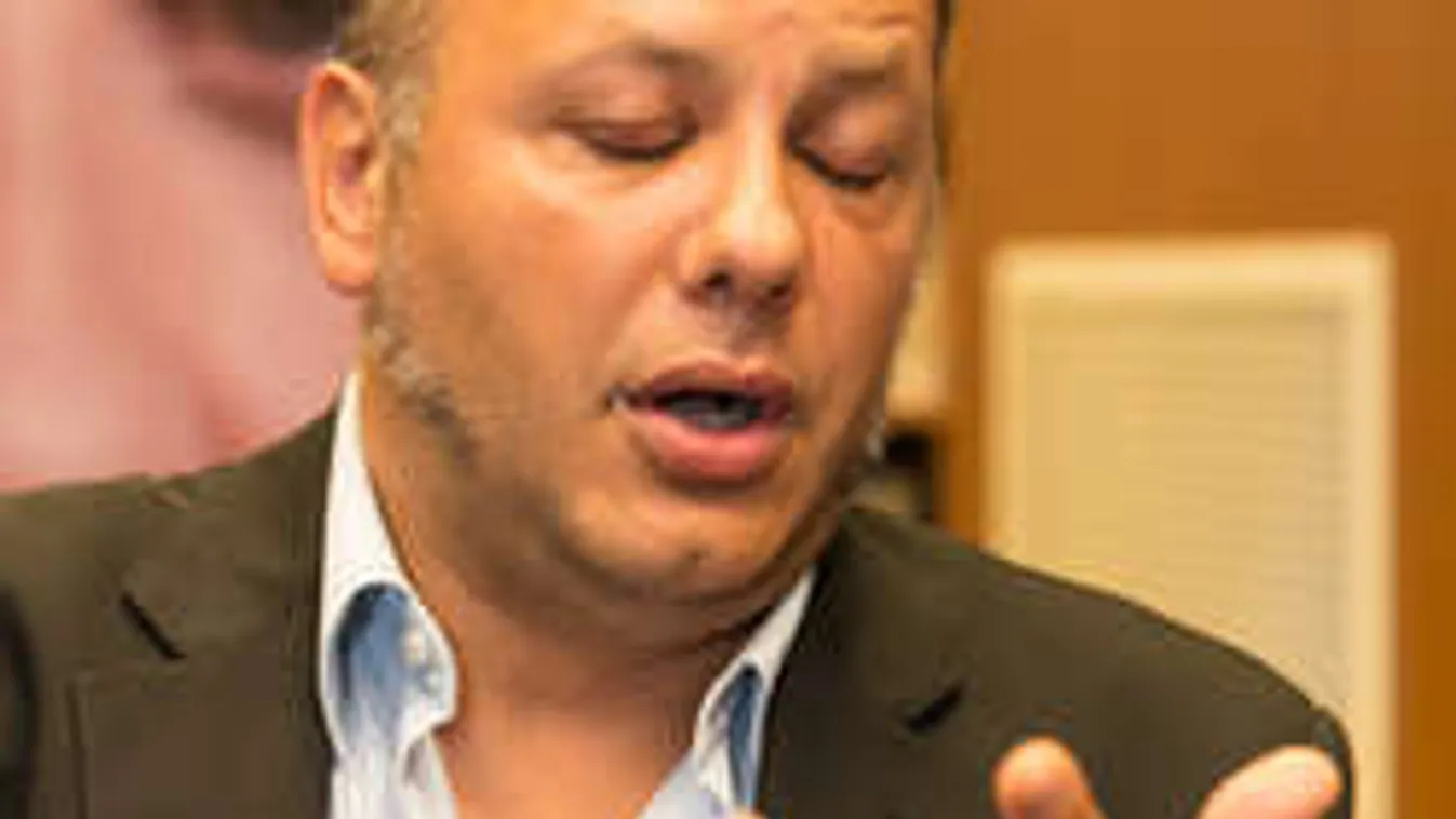 Damu üvöltött a mentőkkel, folyt a vér