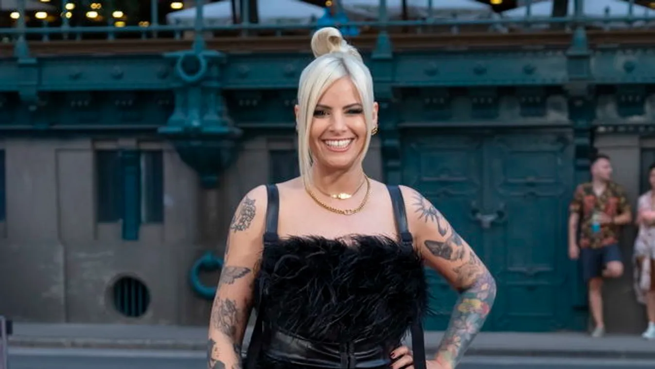 Meztelenül csücsült a kádban Metzker Viki