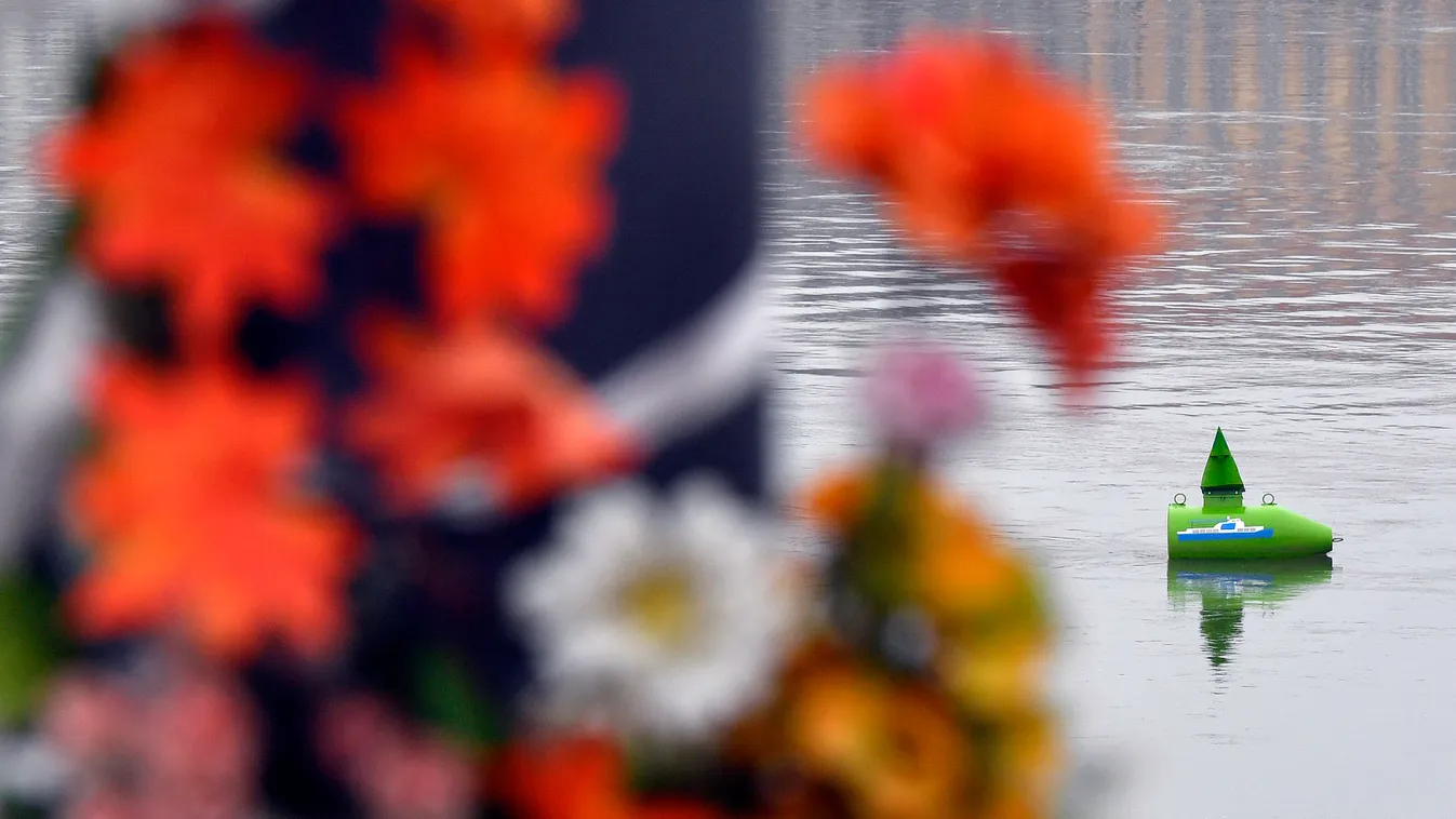 Megindító látvány: így emlékeznek a hajóbaleset áldozataira a Dunán