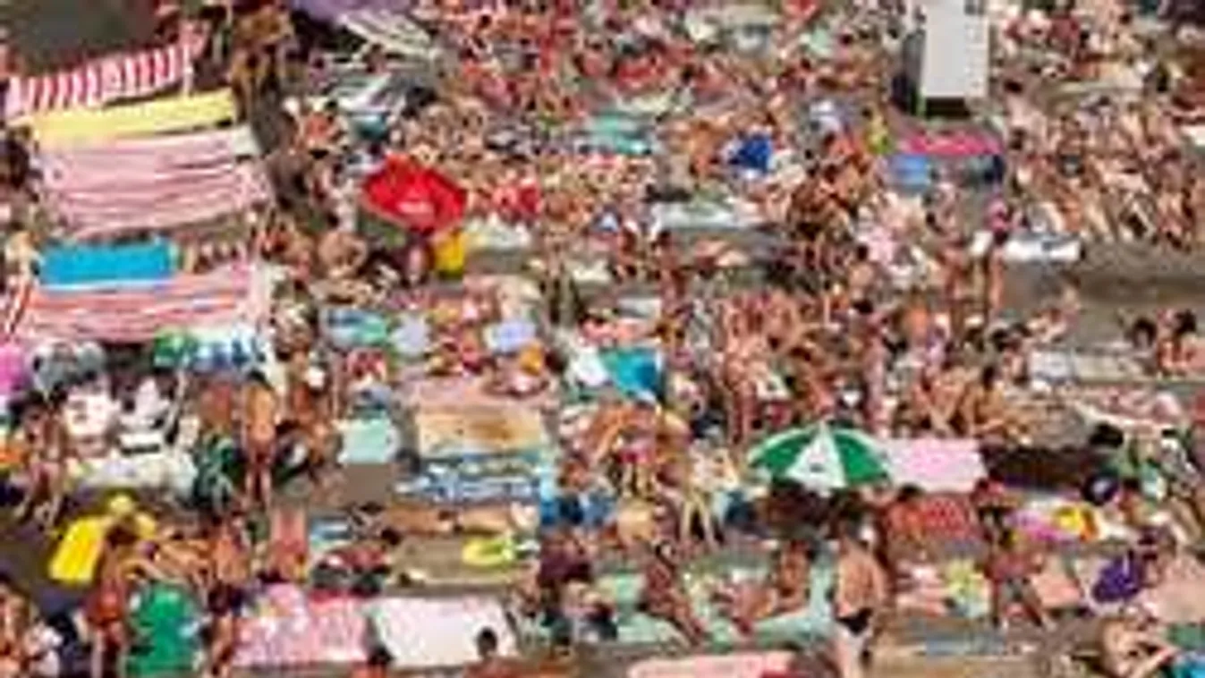 Bunkóság vagy figyelmetlenség? Elképesztő, mi folyik a zsúfolt strandokon!