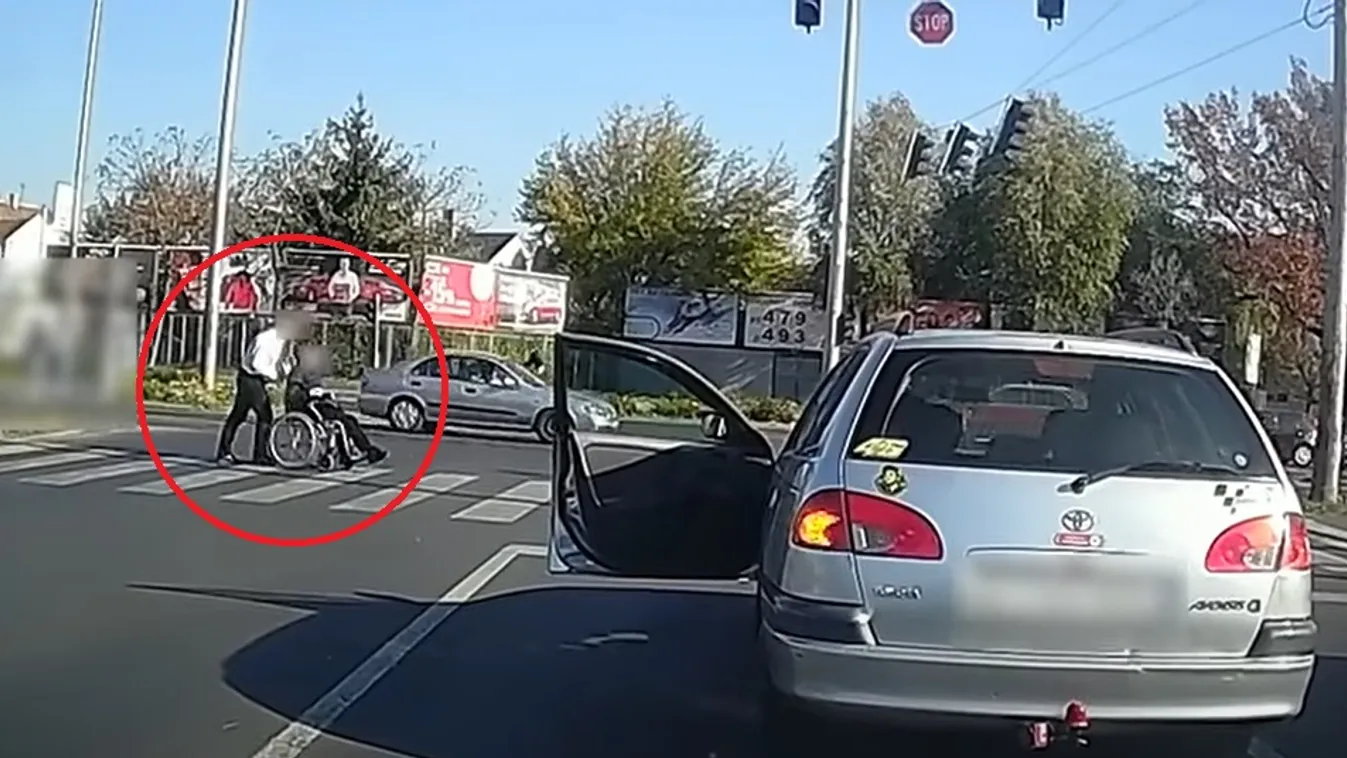 Szívmelengető: kiszállt a kocsiból, hogy átsegítse a kerekesszékest az úton – Videó