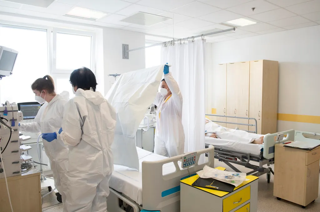 Új beteg fogadására készítenek elõ egy ágyat Nyíregyházán, a Jósa András Oktatókórház koronavírussal fertõzött betegek fogadására kialakított intenzív osztályán