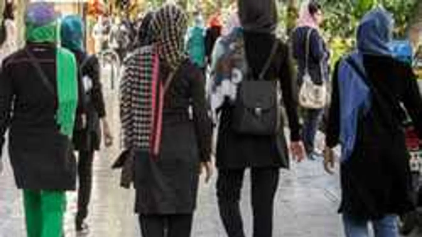 Rettegnek a bécsi nők, ezért elkezdtek fejkendőt hordani