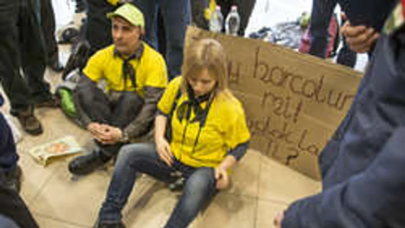 Betörtek a devizahitelesek az OTP-be! Sátrat vertek!