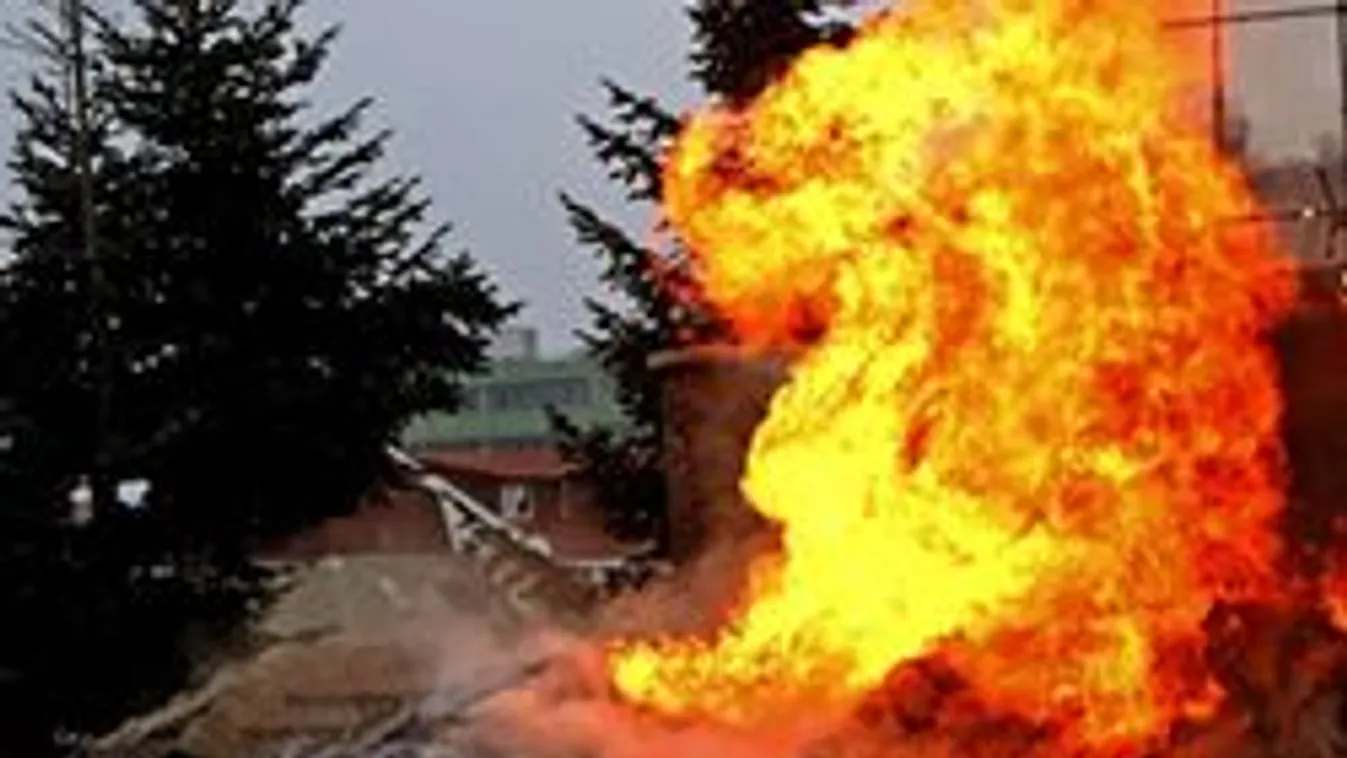 Ünneplőbe öltözött, majd családjára gyújtotta a házat