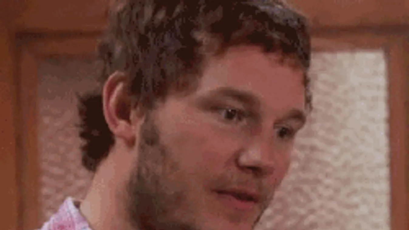 Csupasz fenekű aberrált férfi tűsarkú csizmában sokkolta a vásárlókat