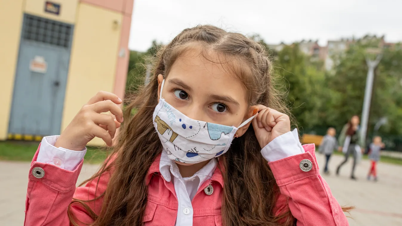 Új trendet hozott a koronavírus elleni védekezés a sulikba