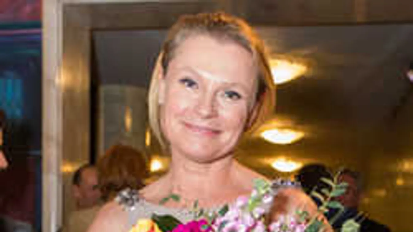 Csak néhány virág takarja az anyaszült meztelen Hegyi Barbarát