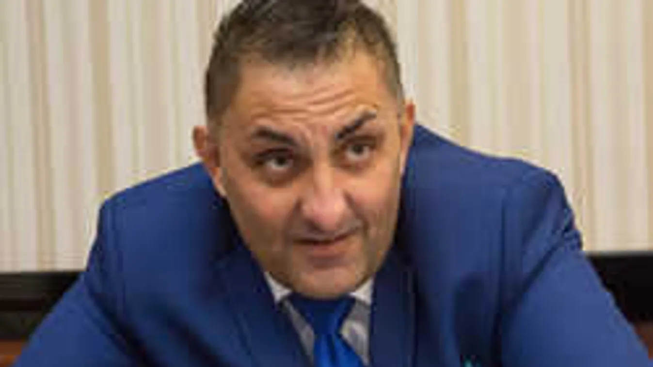 Nem hajlandó szerénykedni: Ilyen luxusverdában feszít Győzike