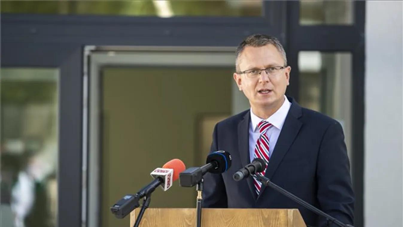 Rétvári Bence: országosan 17 ambuláns mintavételi pont segíti az ingyenes tesztelést