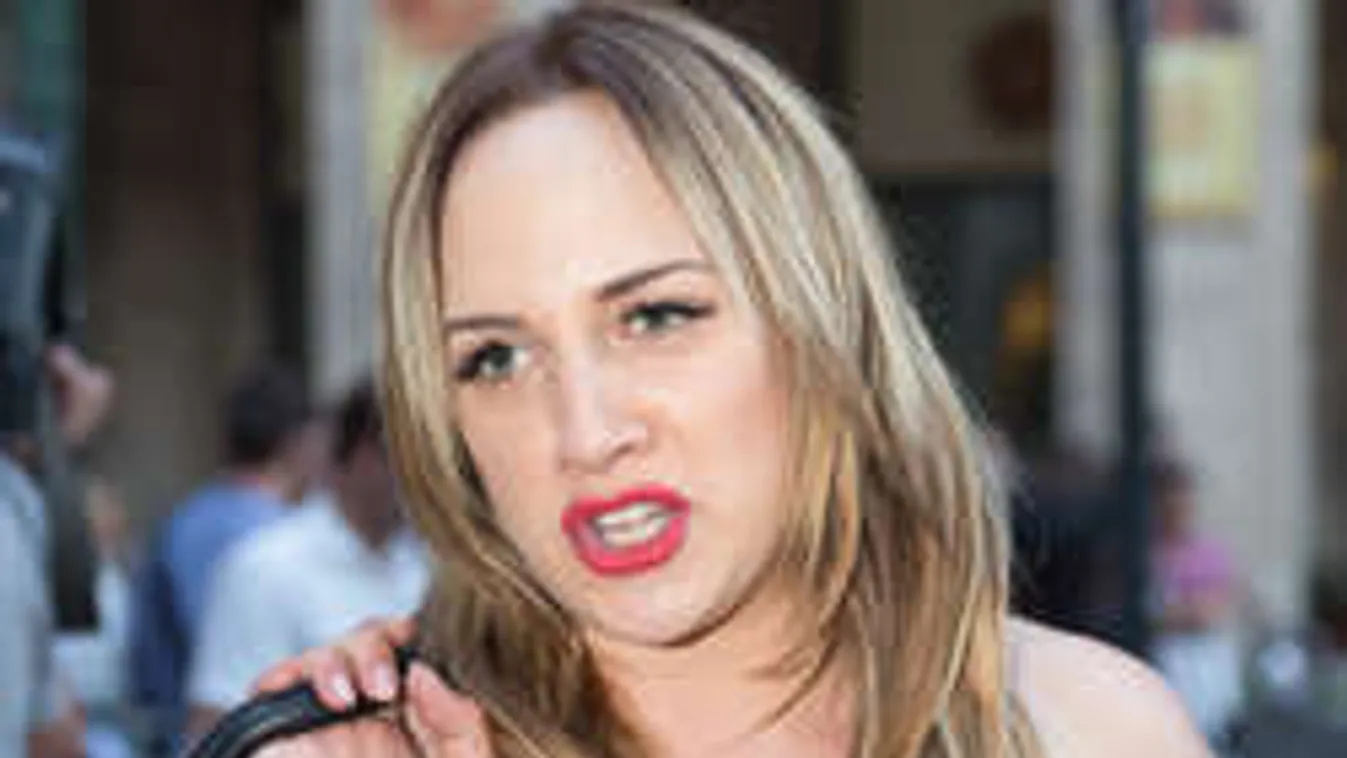 Sírógörcsöt kapott Tóth Gabi koncertjén egy rajongó kislány!