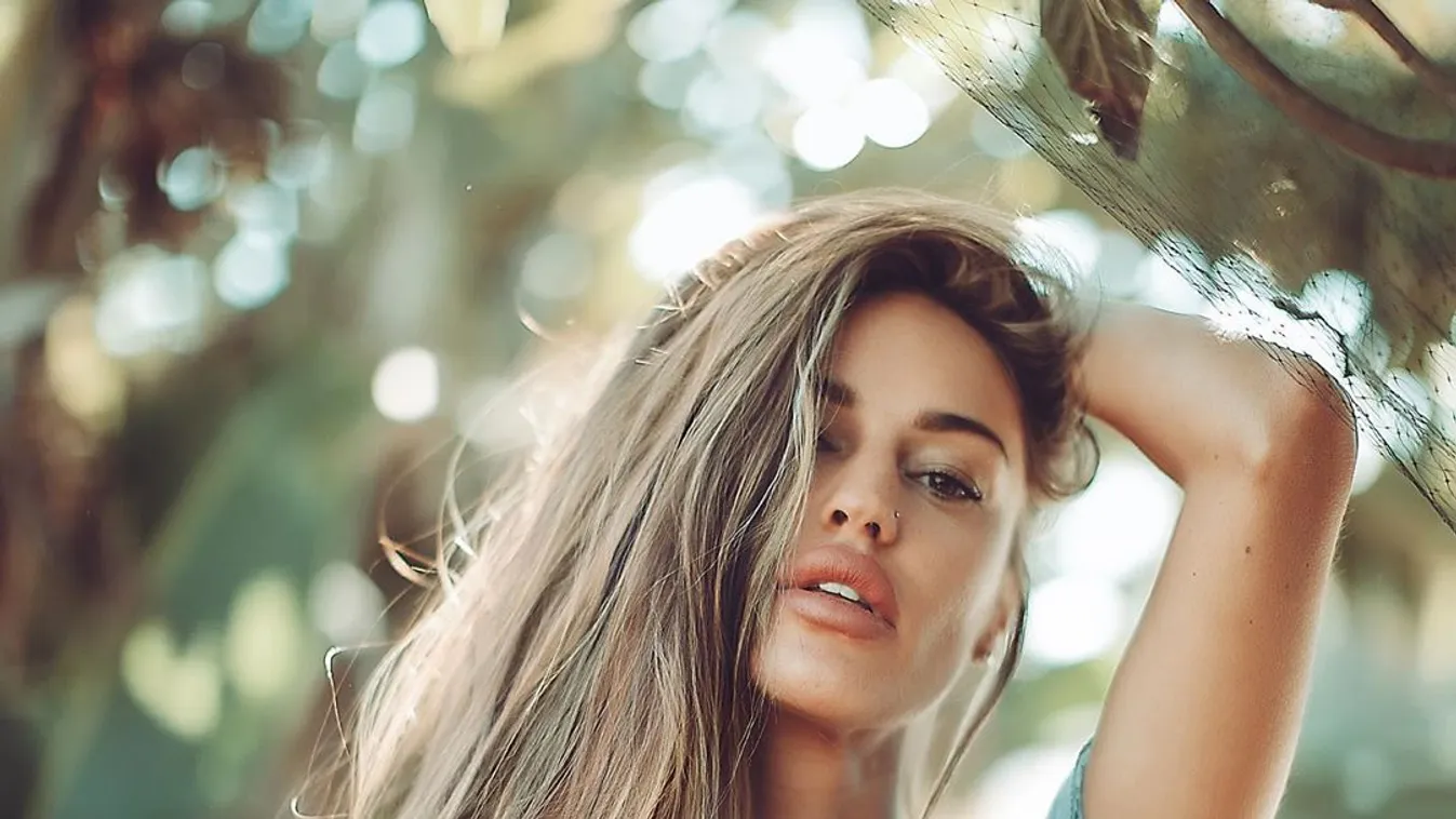 Szétnyílt a ruhája, meztelen melleket villantott a dögös sakkozónő