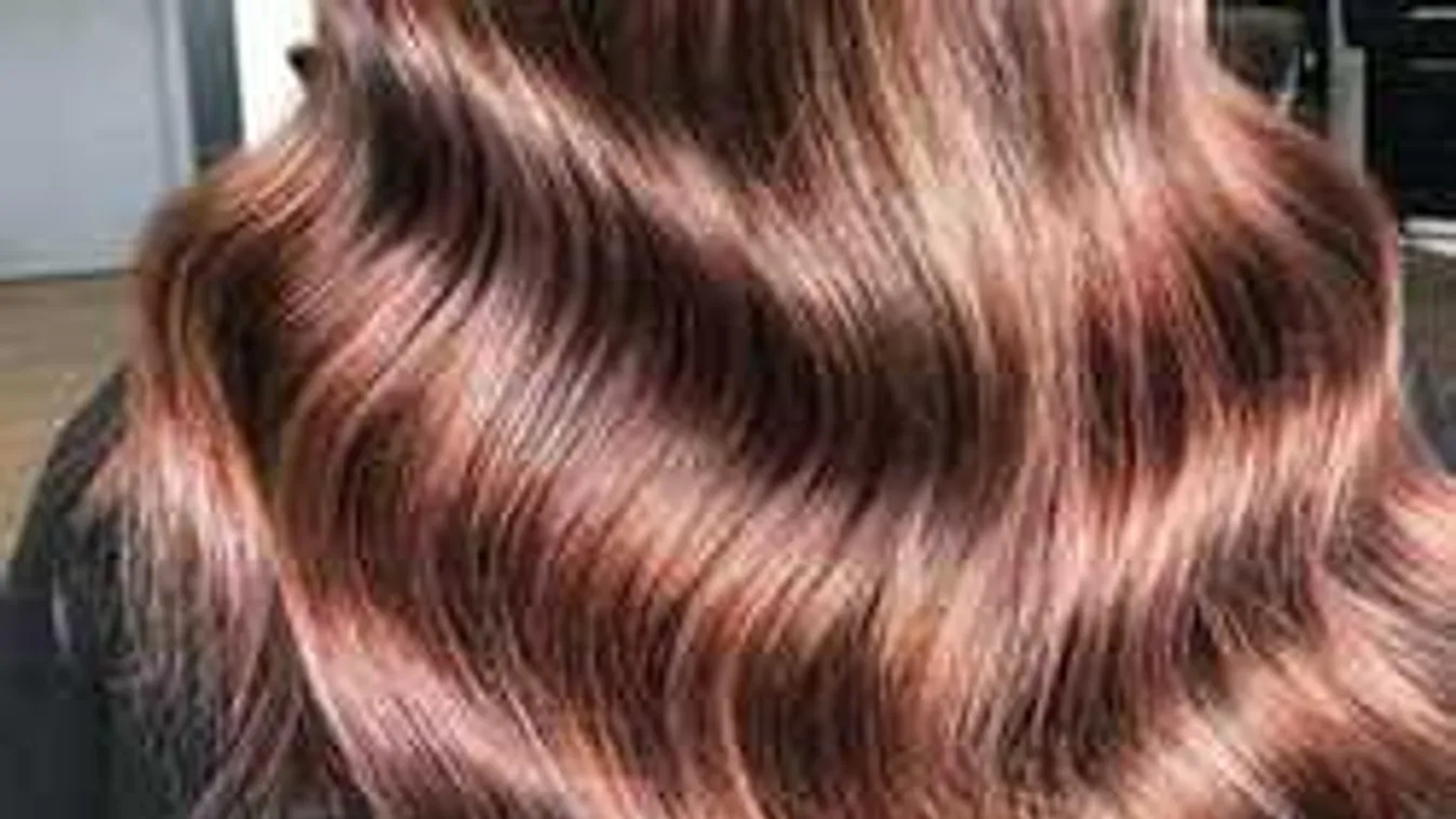 Ez az új kultuszhajszín: rózsaszín csokoládéban mártóznak a tincsek