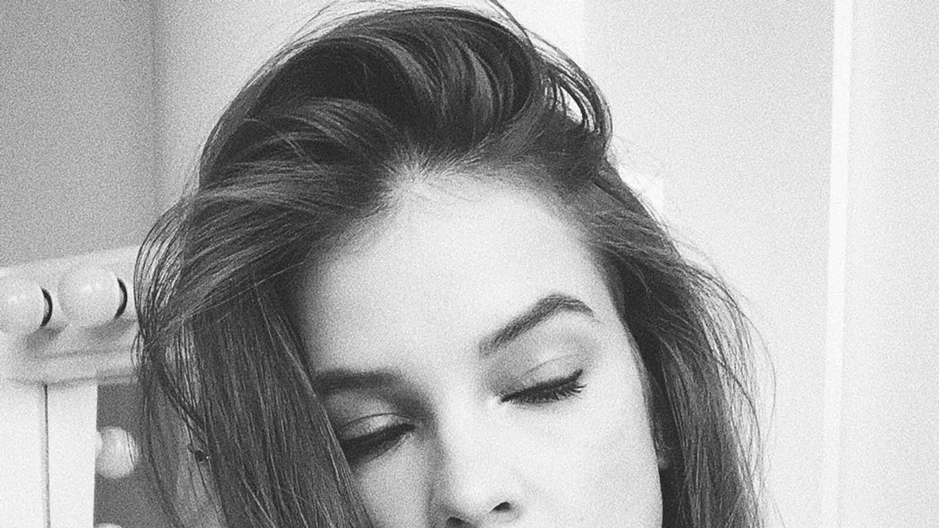 Szinte félpucéran szexizett a fodrásznál Palvin Barbi