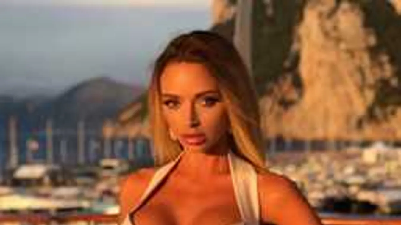 Megvillantotta formás kebleit a vadóc szurkolólány