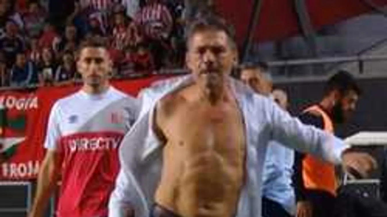 Ilyet még nem láttál, féktelen vetkőzés a focipályán