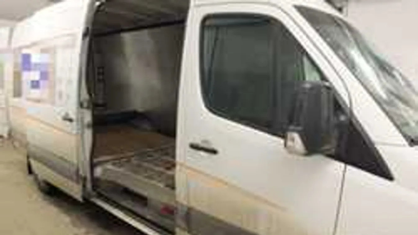 Teljes döbbenet a röszkei határátkelőn: Ezt találta a készenléti rendőrség a teherautóban