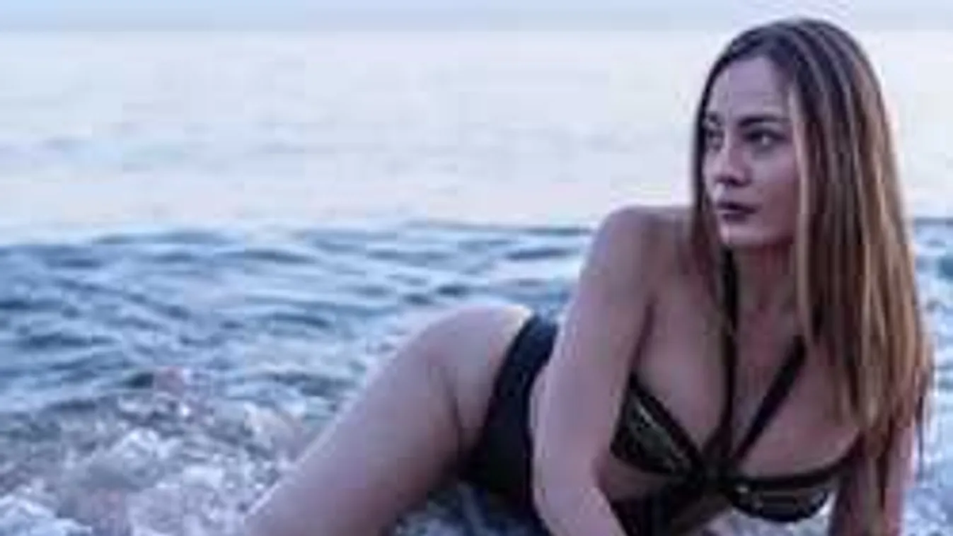 Belepirulsz, az ablakban terpeszt a nagy mellű bombázó