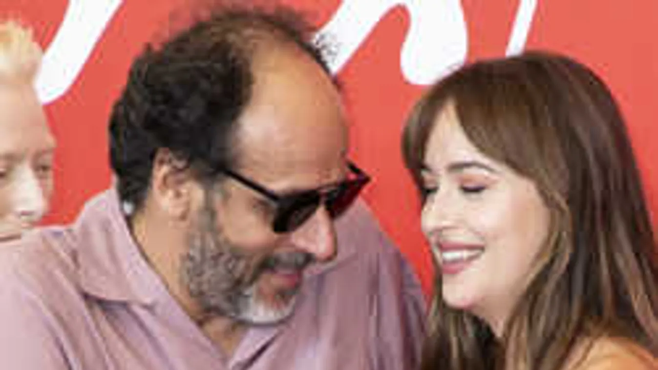 Botrány a vörös szőnyegen: kamerák előtt fogta meg a szexi sztár mellét