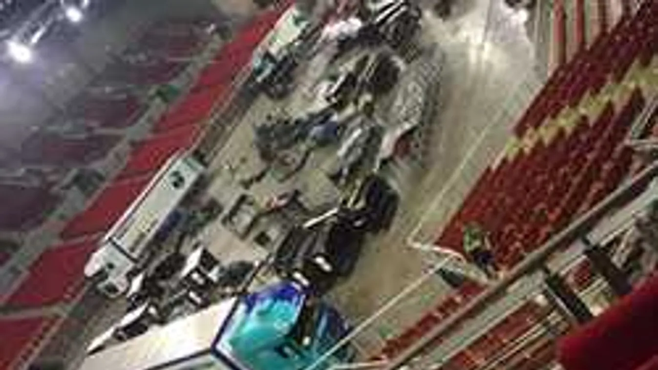 14 kamion hajtott az Arénába tegnap este a Queen után