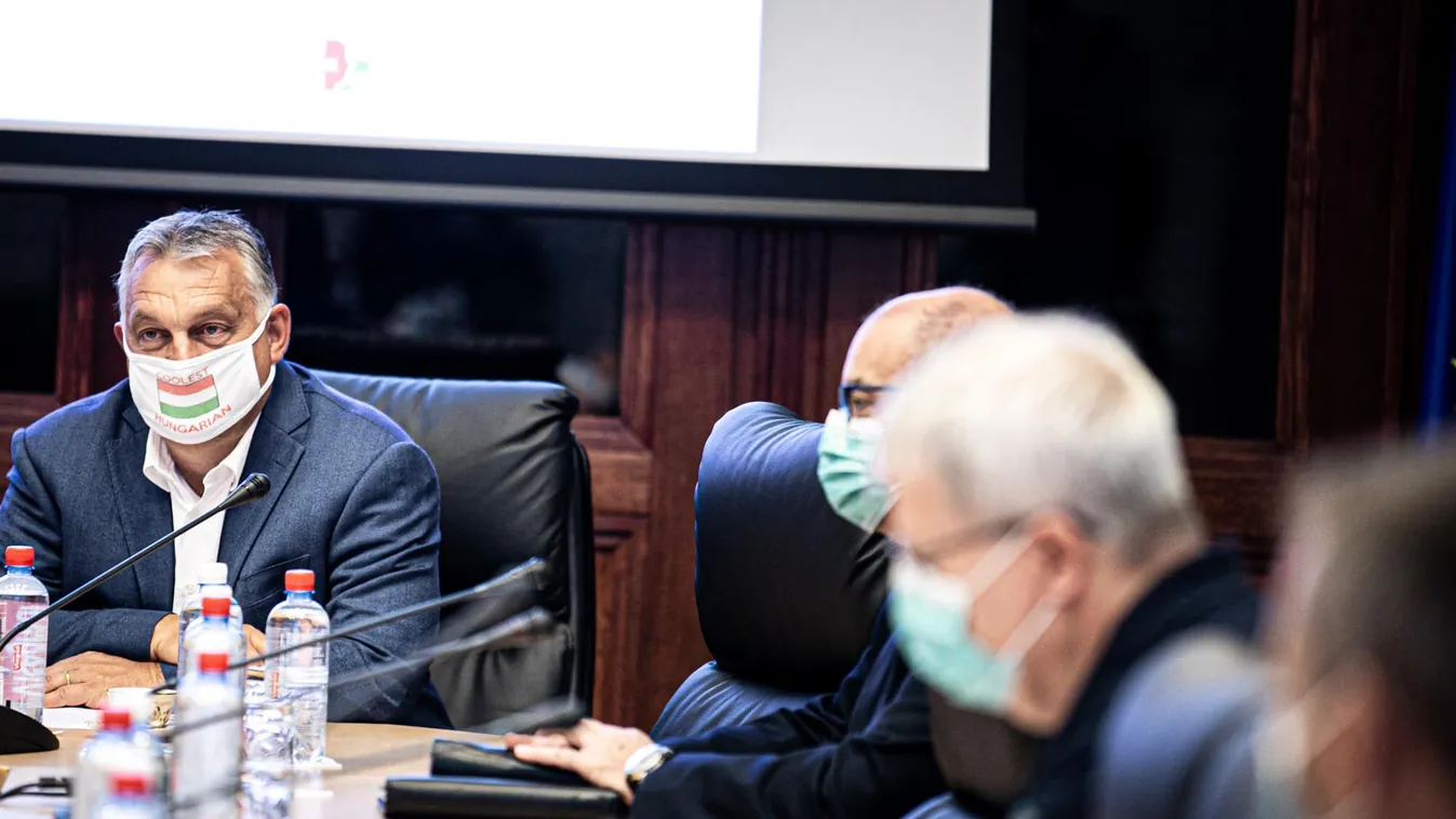 Új maszkban jelent meg Orbán Viktor, de vajon mi van ráírva?