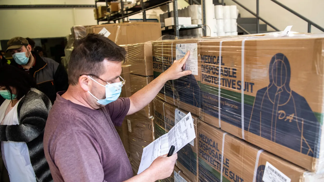 Újabb védőfelszerelések érkeztek, már el is kezdték szétosztani – képgaléria