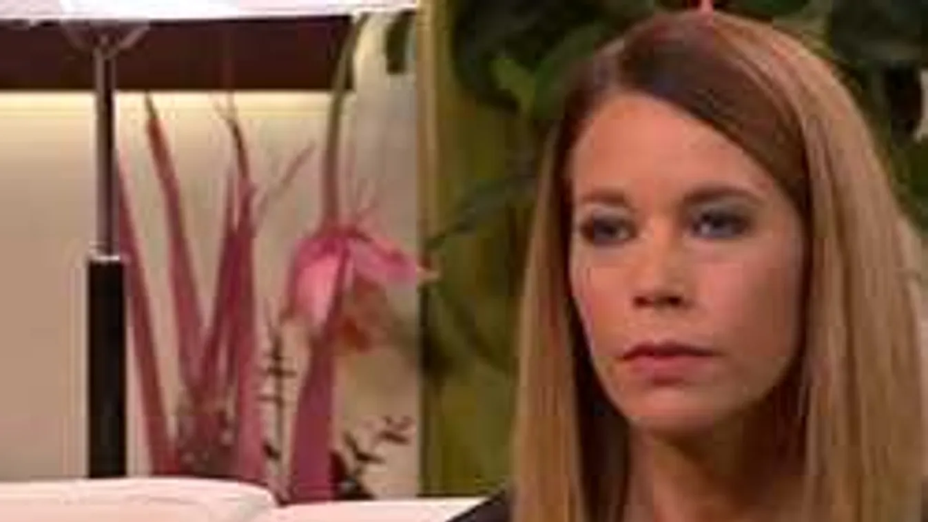 Izgató látvány, pucér fenékkel, szétnyílt köntösben tekereg Baukó Éva