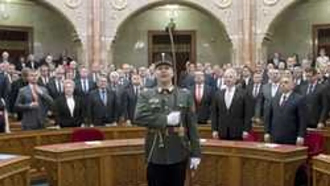 Újabb videó Orbán Viktortól, most az eskütételről tudósít