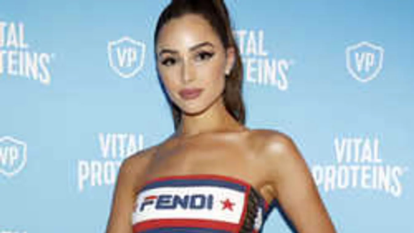 Kígyóval a testén, teljesen meztelenül fotózták le a volt szépségkirálynőt!