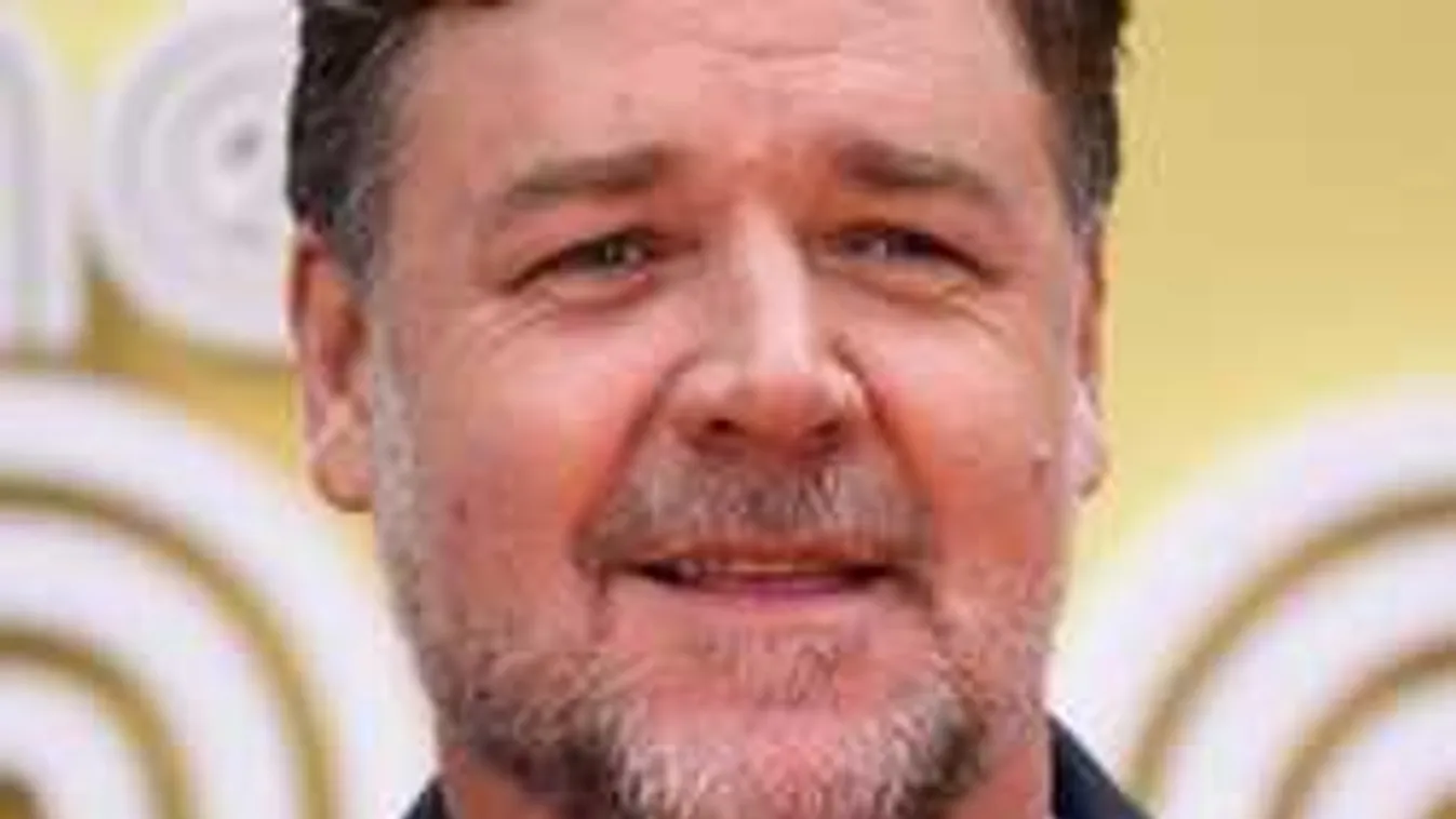 Korban és méretben is a duplája barátnőjének a sztárszínész