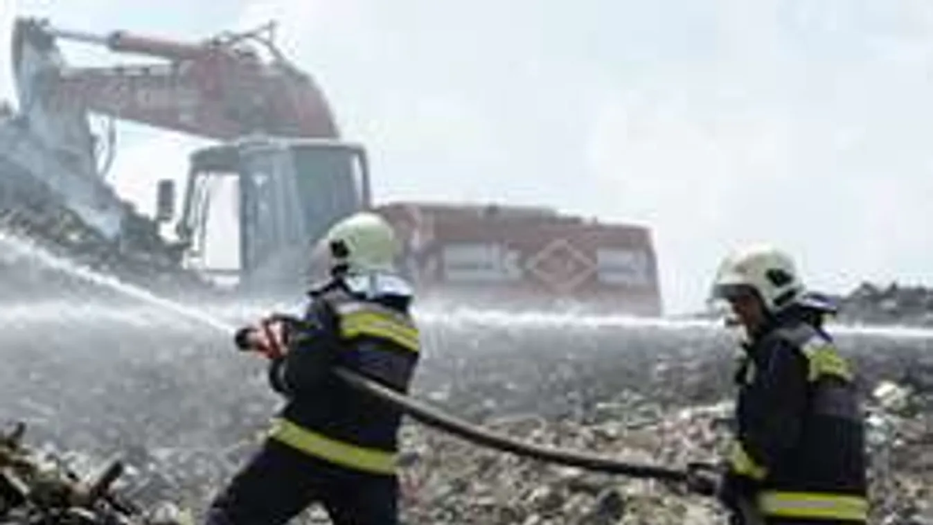 Tűz ütött ki a hulladéktelepen, veszélyben egy családi ház!