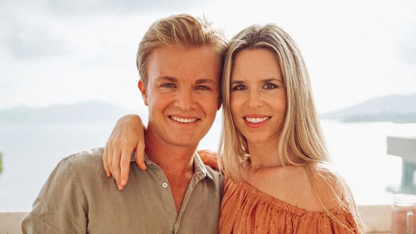 Alulöltözötten sétált be az élő videóba az F1-sztár szexi felesége