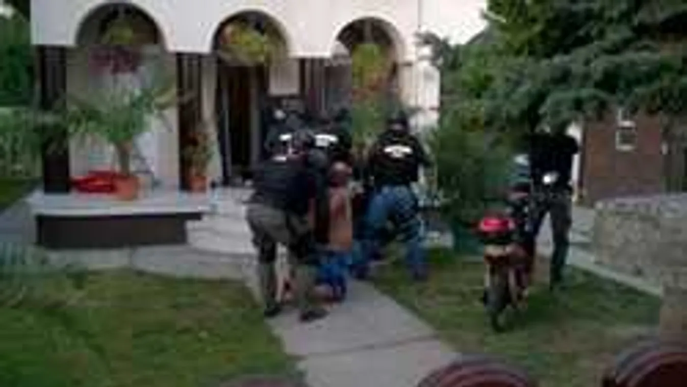 Migránscsempész-központot buktattak le egy szegedi villában