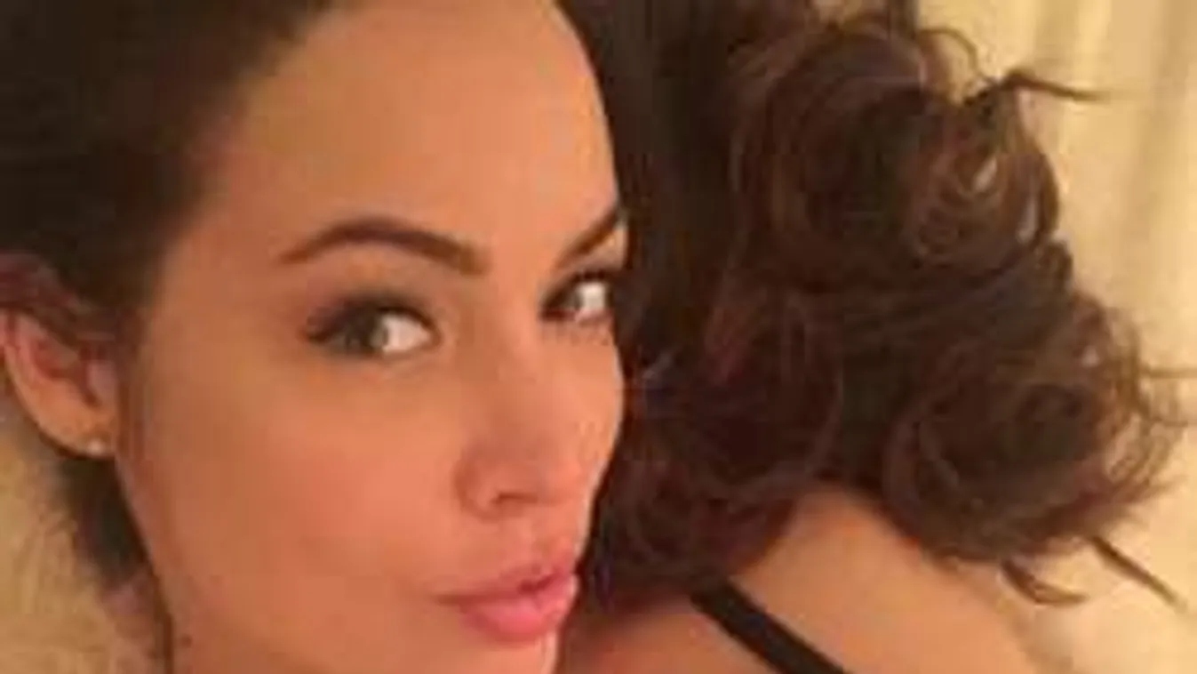 Szűk ruhába préselte hatalmas melleit a szexi magyar Playmate