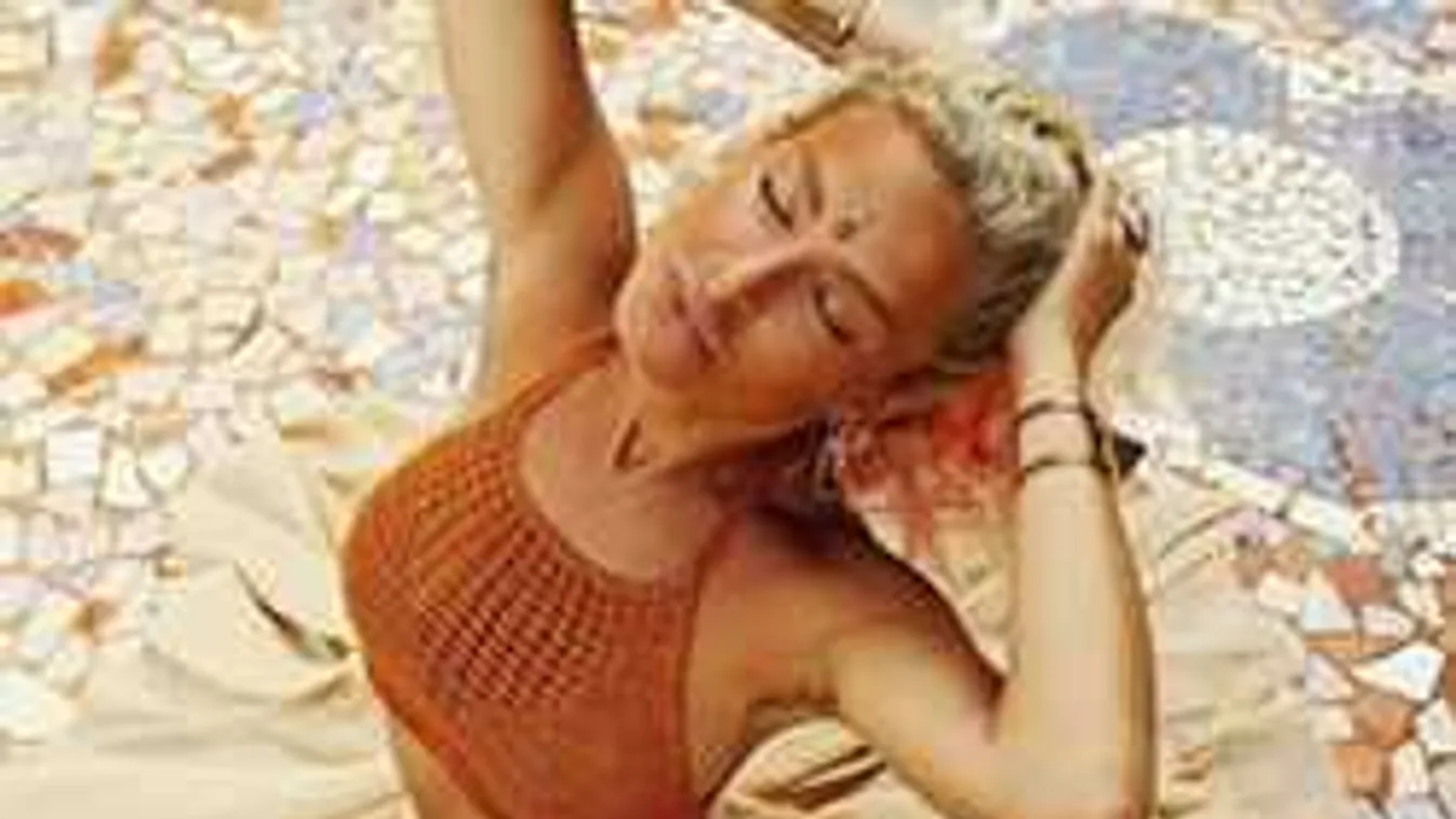 Barátnőivel ölelkezve meztelenkedett a szőke modell