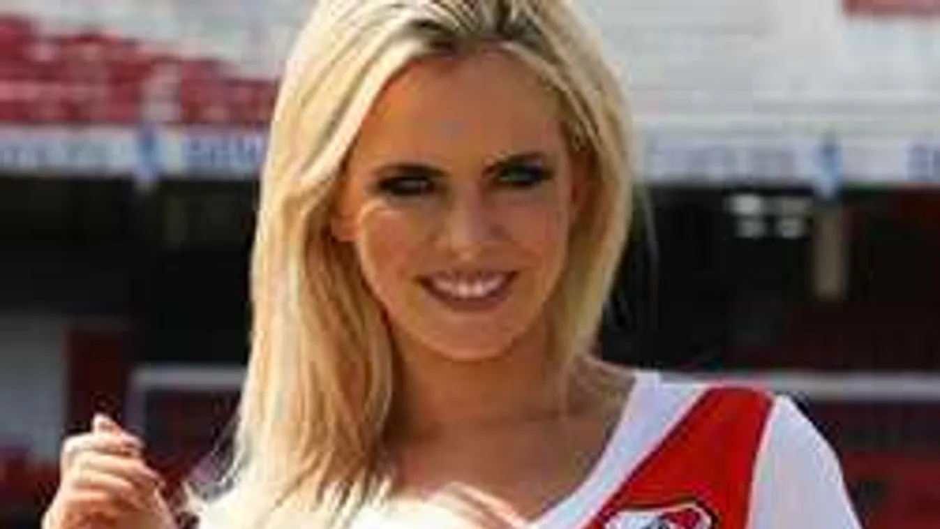 Se bugyi se más, csak egy kígyó a meztelen modellen