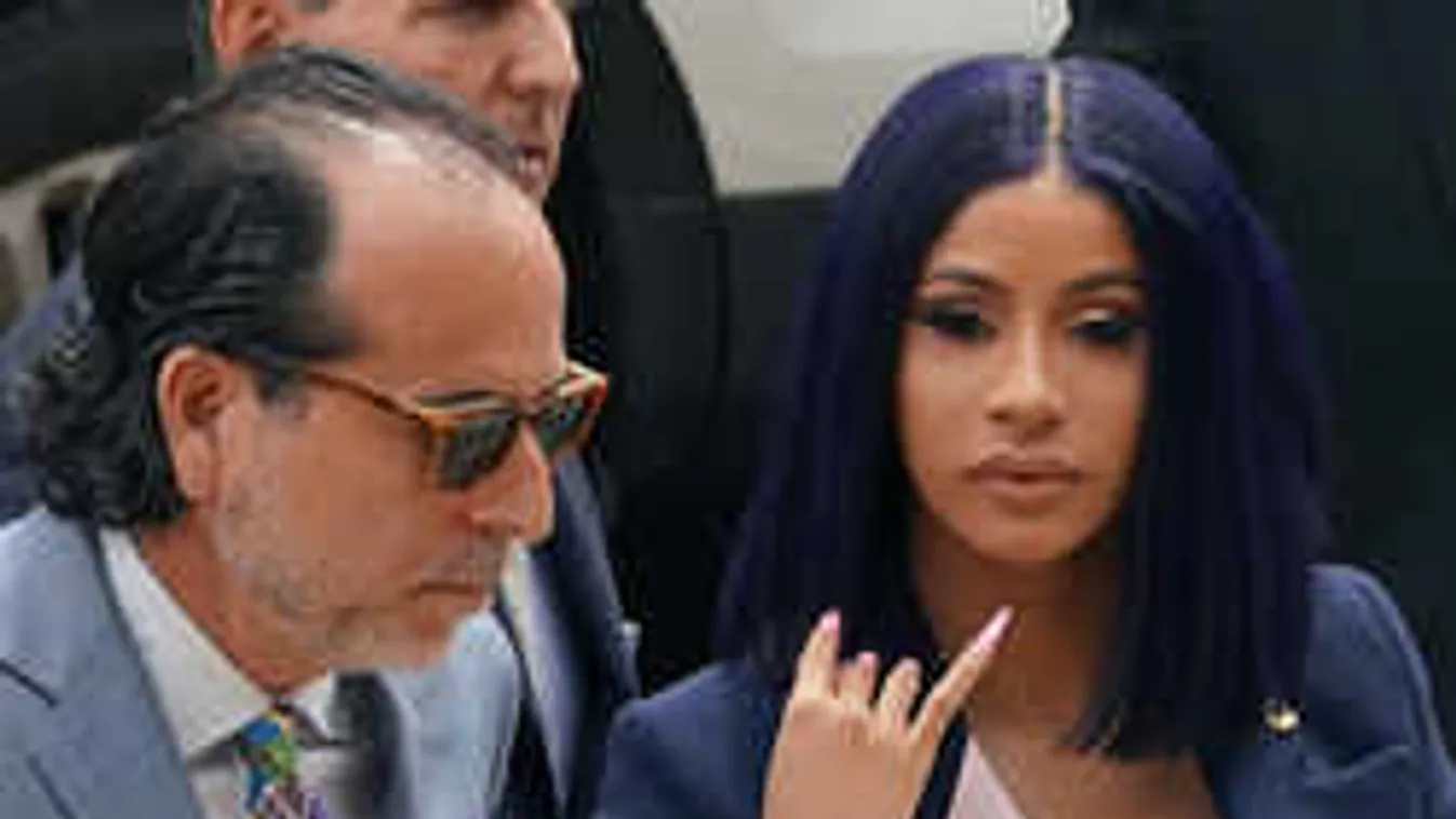 Se bugyi, se más: anyaszült meztelenül vonaglott a sztáranyuka