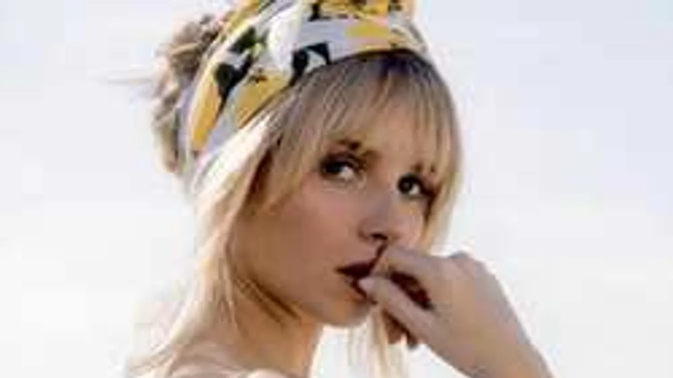 Formás fenekén üzent rajongóinak a szexi modell - Fotó