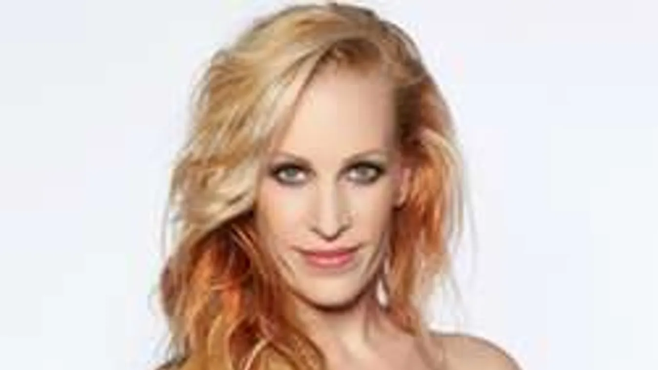 Sokan támadták,  mégis újra levetkőzött a terhes magyar énekesnő