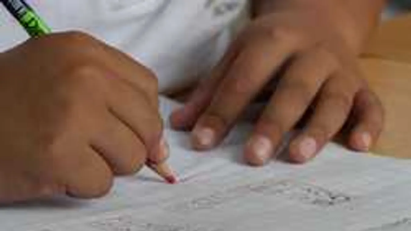 Testkamerát kapnak a tanárok