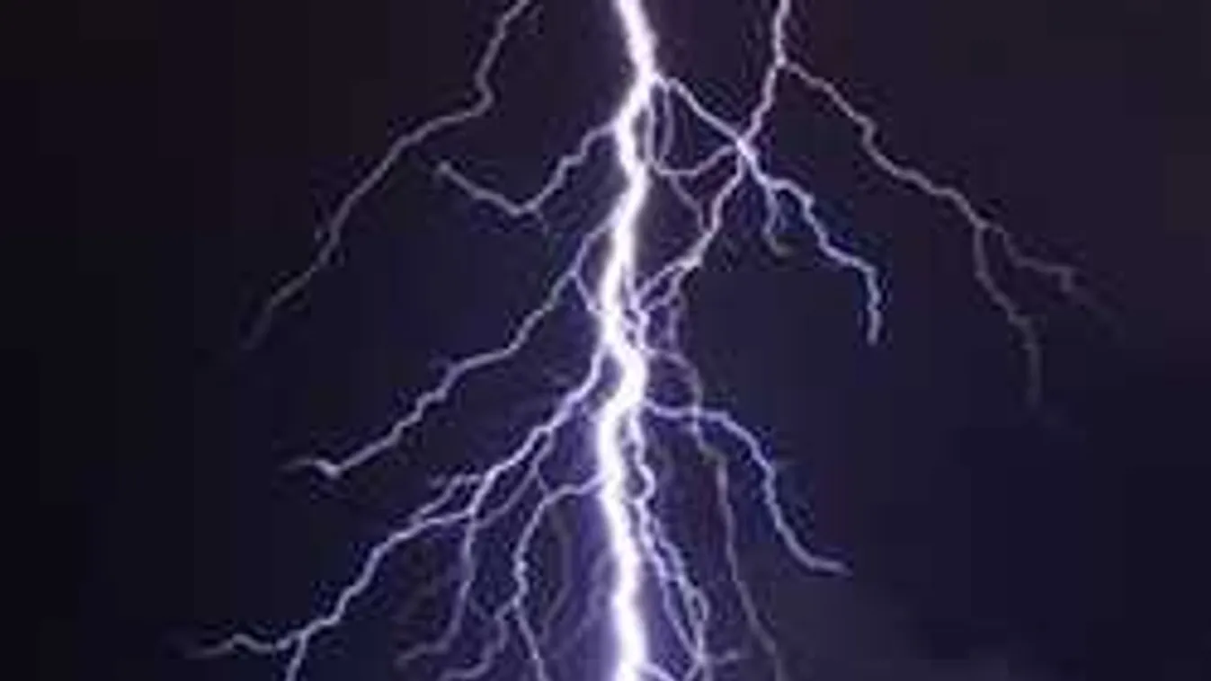 Vízszintes villámfüggöny Budapest fölött, egészen elképesztő!